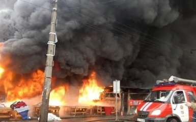 Масштабна пожежа в Києві: з'явилися нові фото, відео і важлива інформація