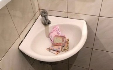 На Закарпатті хабарник намагався змити гроші в унітаз: з'явилися фото