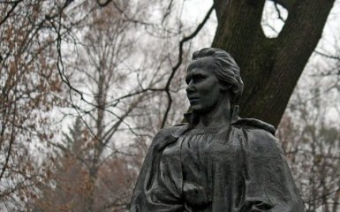 У Києві вандали обікрали могилу Лесі Українки
