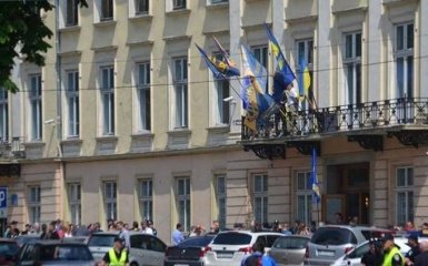 Столкновения во Львовском облсовете: пострадали 11 полицейских