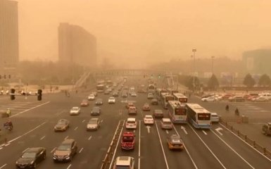 Китай охватила сверхмощная песчаная буря. На фото и видео Пекин стал постапокалиптическим городом