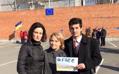 В Киеве передали петицию Путину: опубликовано видео