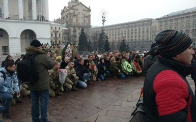 На Майдане на коленях прощаются с погибшими бойцами АТО: появились фото и видео