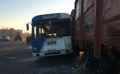 В Одеській області сталося зіткнення пасажирського автобуса з поїздом