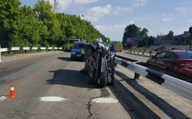 У Києві авто перевернулося після зіткнення з трактором: з'явилися фото