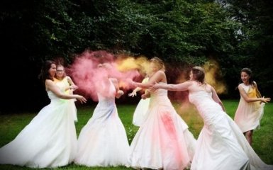 Четыре подружки показали, как эффектно уничтожить свадебные платья: яркие фото