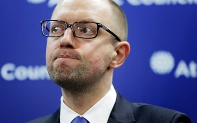 Яценюк отчитался о доходах и имуществе: одна машина у него, одна у жены