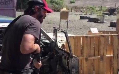 Киану Ривз показал навыки владения оружием: опубликовано видео