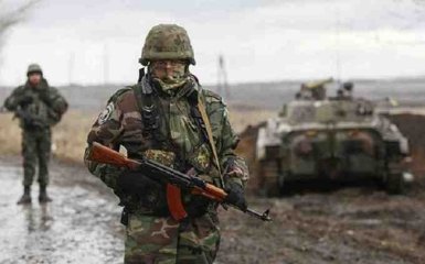 Бойцы АТО показали документы боевиков, погибших под Дебальцево: появилось видео