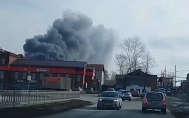 У Росії знову пожежа. Горить науково-виробничий комплекс у Свердловський області — відео