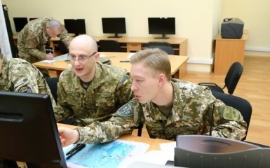 Студенты Национального университета обороны Украины учатся действовать в роли командиров подразделений (13 фото)