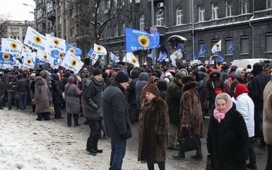 Це алкомайдан: соцмережі насмішили нові фото з протесту в Києві