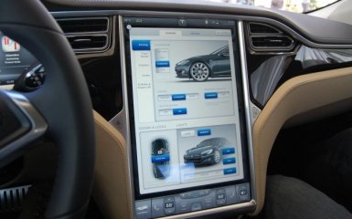 Новий софт Tesla вміє паркуватися по-новому