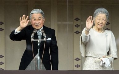 Императорский дворец в Токио принял тысячи желающих поздравить монарха с Новым годом