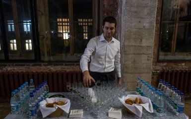 В России успех Трампа отметили пирожками и дешевым шампанским: появились фото