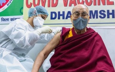 Далай-лама публічно зробив щеплення від коронавіруса вакциною Covishield