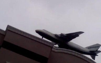 Самолет чуть не врезался в многоэтажку под Киевом: появилось эффектное видео