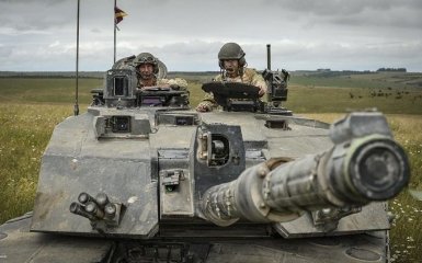 Українські військові закінчили навчання на британських танках Challenger 2