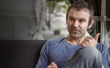 В сети отметили сходство Вакарчука с известным музыкантом: появилось фото