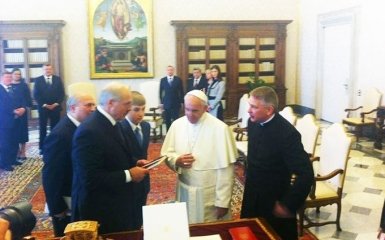 Зустрілися два папи: соцмережі сміються над історичним фото Лукашенка