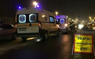 Масштабна ДТП у Києві паралізувала рух по мосту: з'явилися фото