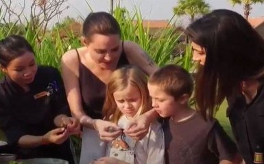 Джоли накормила детей скорпионами и тарантулами: появилось видео