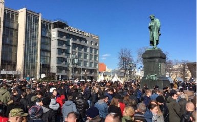 В центре Москвы начались задержания участников масштабного митинга: появились фото и видео