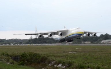 Знаменитый украинский самолет порадовал сеть ярким видео своей посадки