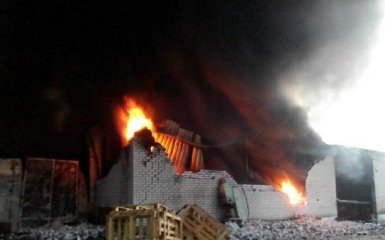 Під Києвом спалахнув взуттєвий цех, гасили десятки пожежників: з'явилися фото