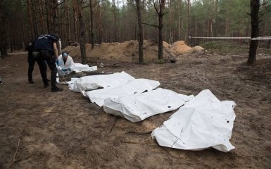 В Изюме через год после деоккупации не могут идентифицировать 57 жертв массового захоронения