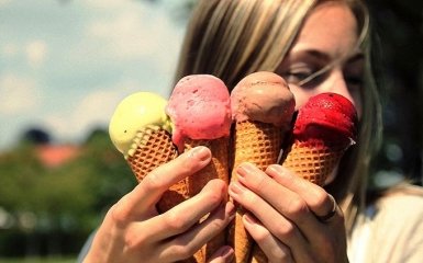 Заморожене щастя: чим відрізняється пломбір від молочного морозива?