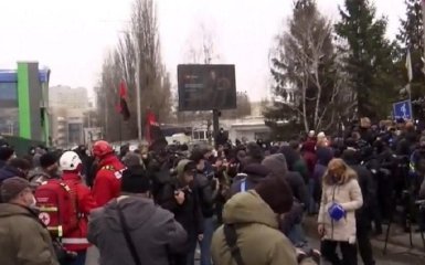 В Киеве националисты штурмуют телеканал "НАШ"
