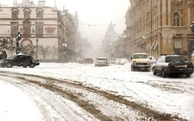 Негода в Україні: рятувальники пояснили, як не травмуватися