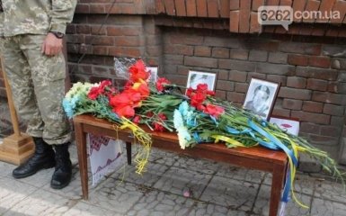 В бывшей столице "русской весны" почтили память замученных боевиками: появились фото и видео