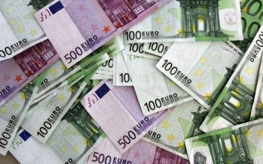 В Германии на автобане перекрыли движение из-за бизнесмена, который рассыпал на дороге 9 тысяч евро