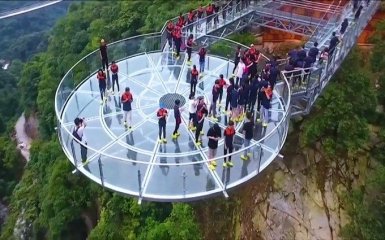В Китае открыли самый длинный в мире стеклянный мост: опубликовано впечатляющее видео