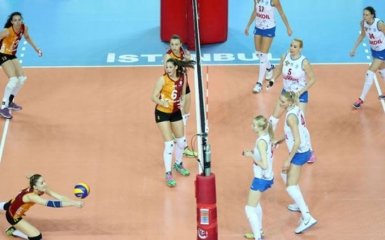 Турецкие фанаты забросали российских спортсменок мусором