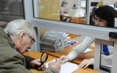Гройсман рассказал, на сколько поднимут пенсии в этом году