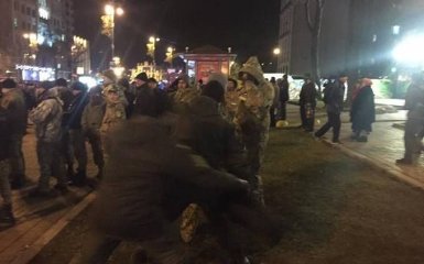 З'явилися відео сутичок з поліцією на Майдані
