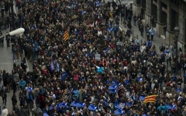 В Барселоне тысячи людей вышли протестовать против отделения от Испании: появилось фото