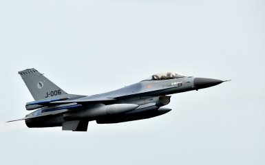 Первые украинские пилоты завершили базовую подготовку для полетов на F-16