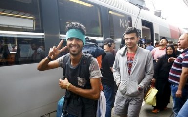 Австрия будет пропускать беженцев только в Германию