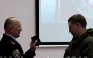 Главарю боевиков Захарченко вручили первый "паспорт" ДНР: опубликовано видео