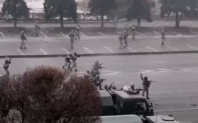 В Алматы идет стрельба. Военные на БТРах заблокировали протестующих