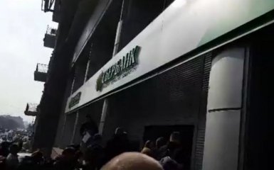 В Киеве снова устроили акцию против российского банка: появились фото и видео