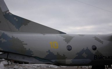 Обстрел россиянами украинского самолета: появились новые детали и фото