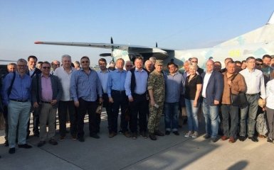 Українські посли разом з військовими вилетіли на лінію фронту на Донбас: названа причина