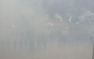 Как Верховную Раду окутало дымом: появились эффектные видео