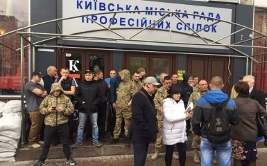 Кафе "Каратель" в Киеве защищают люди в камуфляже: опубликовано фото