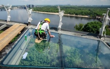 Кличко перевірив на собі скляну підлогу на пішохідному мосту (відео)